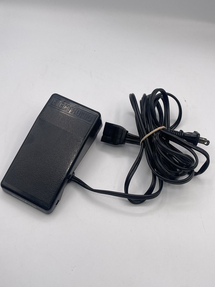 Bernette by Berninia Funlock 006D Sewing Machine, Accessories /Tested & Working