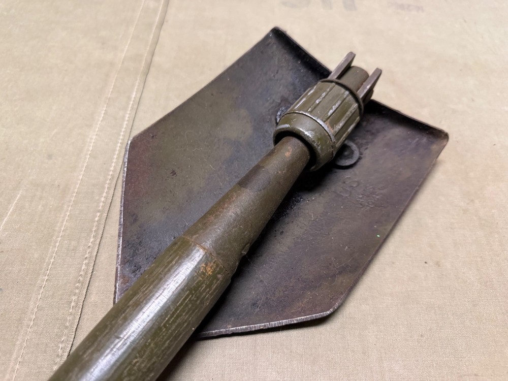 ORIGINAL WWII US ARMY M1943 COMBAT FIELD FOLDING SHOVEL-DATED 1945