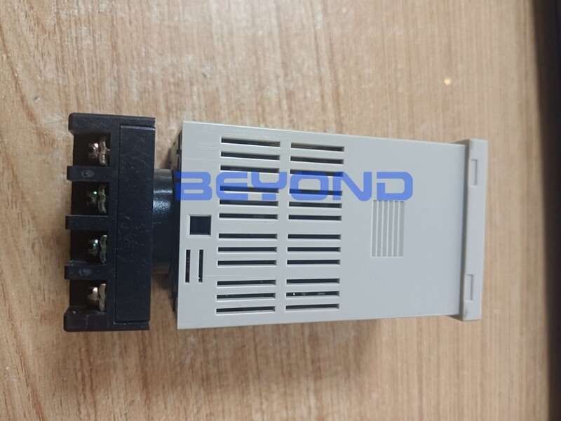 1PC NEW FOR OMRON Temperature controller E5CS-QKJ 100-240VAC