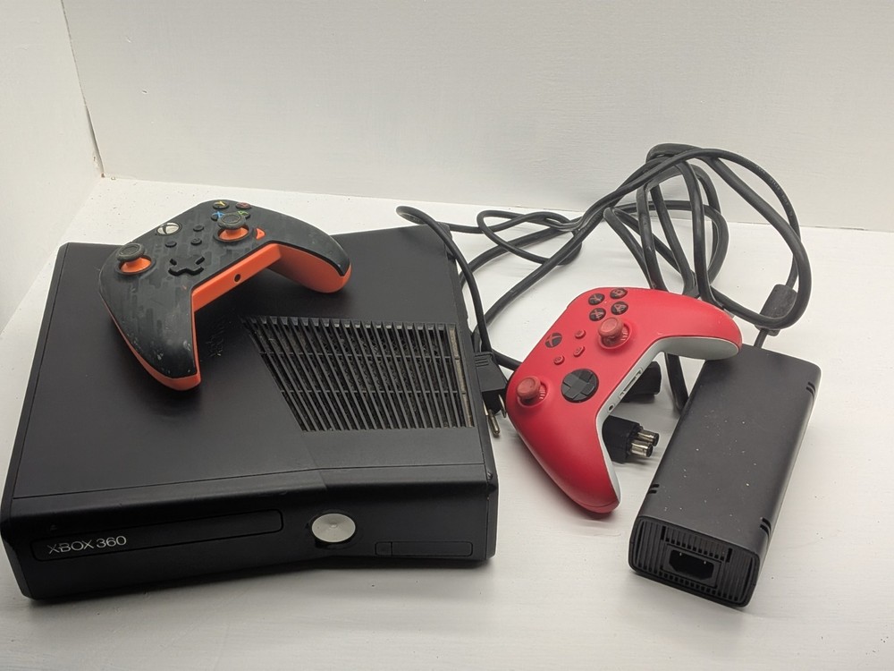 xbox 360 Console/ 2Controlers No Cords/ Power Cord /Works