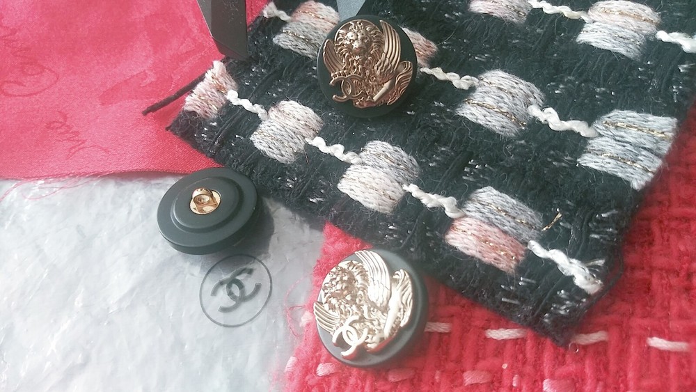 Authentic Chanel Button Single (ONE) Lion/ Eagle 18 mm France