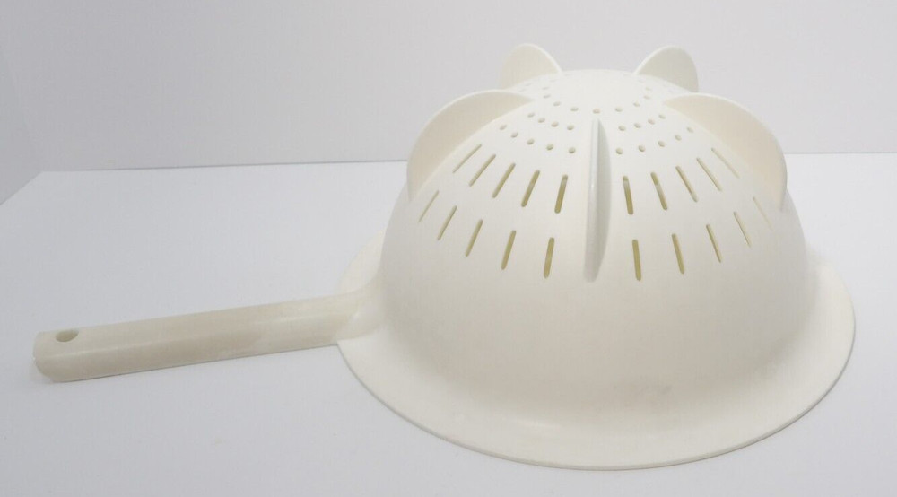 Tupperware 10" White Strainer Colander with Handle - Kitchen Essential