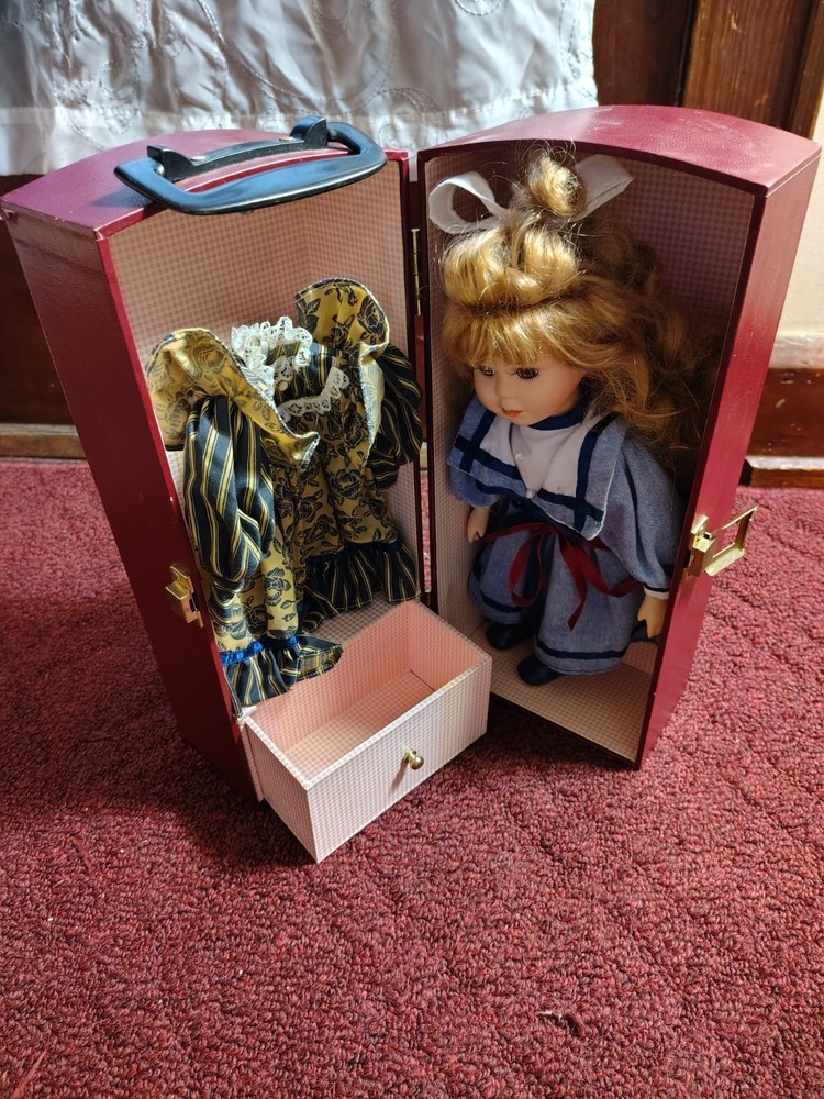 Haunted Doll: Shadow box doll