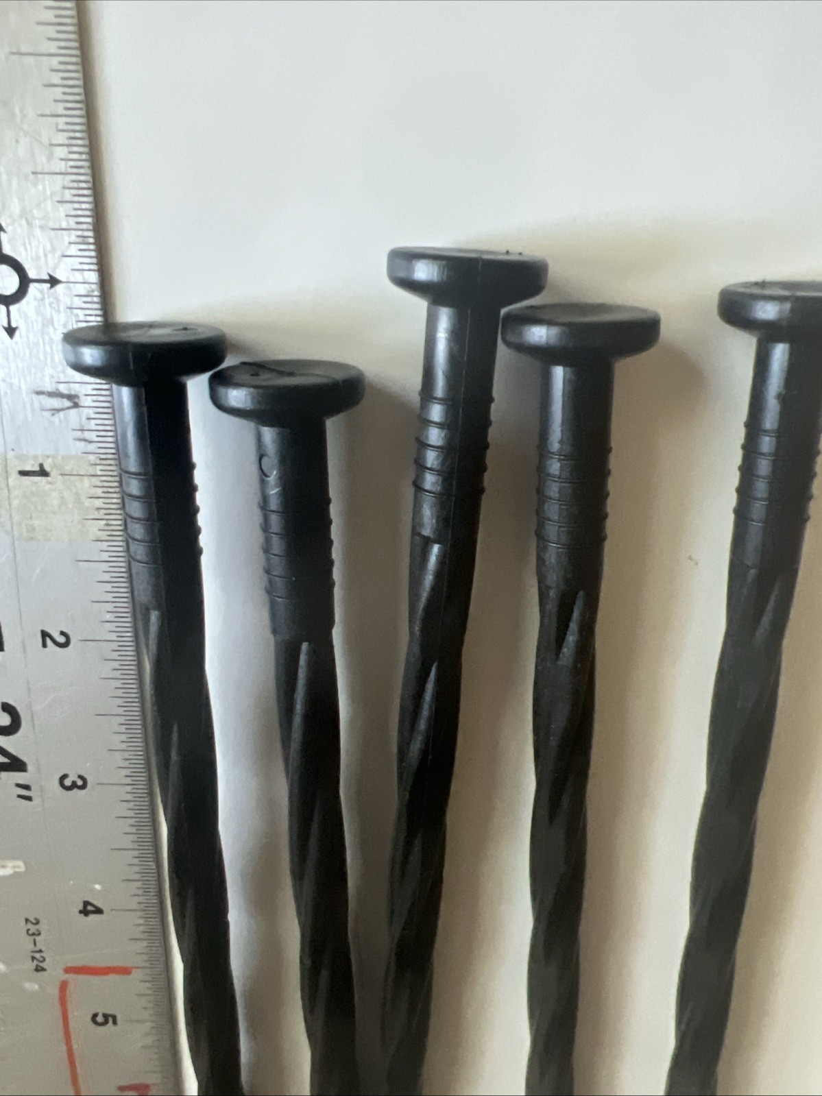 Landscape Edging Spikes 8 Inch ( 25-Pack) Lawn / Garden / Beach / Tents.. (25 )