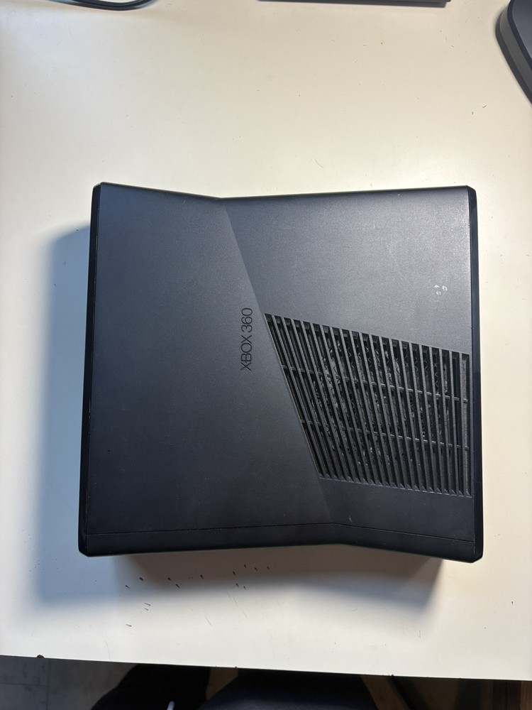 XBox 360 Slim Bundle 4GB, 5 Games, & Cables TESTED! With 1 Controller!