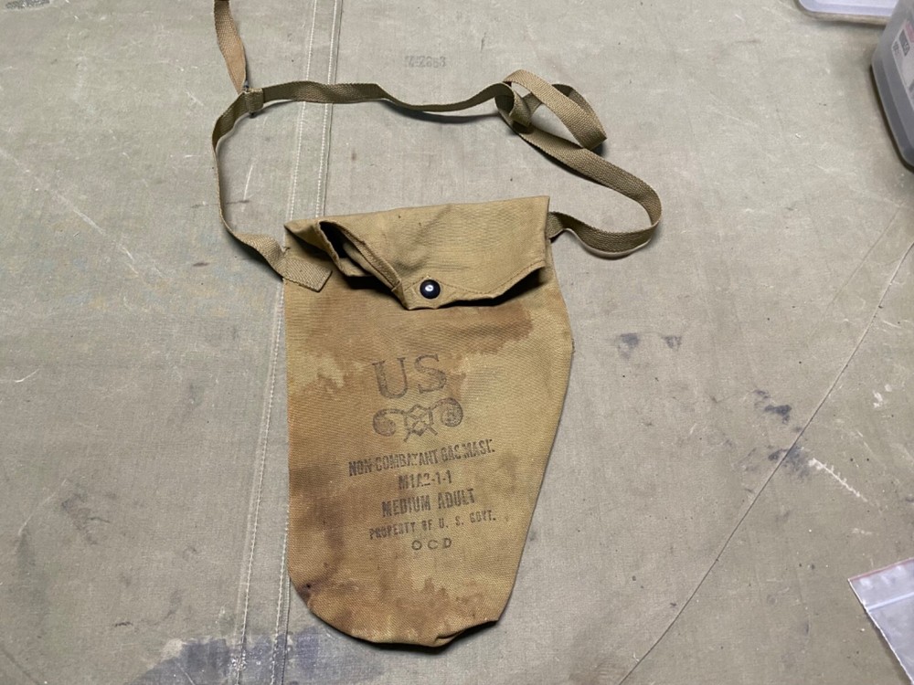 ORIGINAL WWII US ARMY M1A2 NON COMBATANT ADULT MEDIUM GAS MASK CARRY BAG-KHAKI