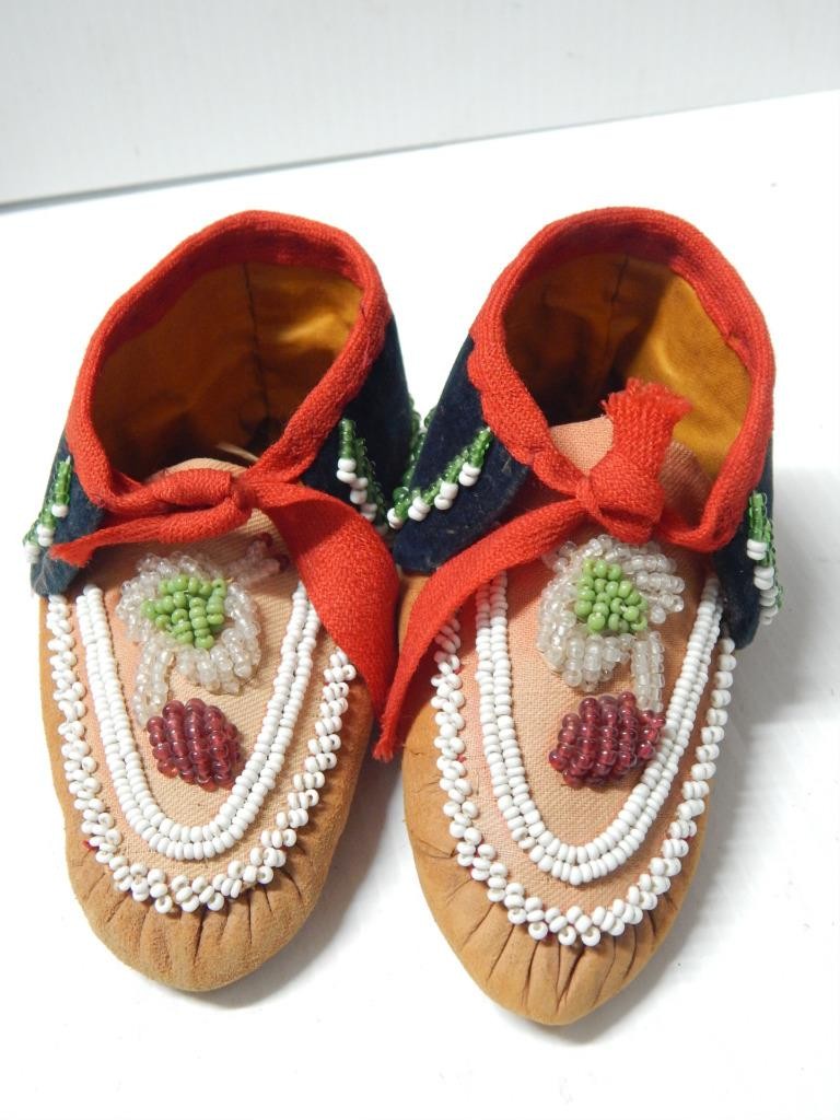 ANTIQUE c1860-80s IROQUOIS INDIAN BEADED CHILD MOCCASINS - CLEANEST WE'VE SEEN