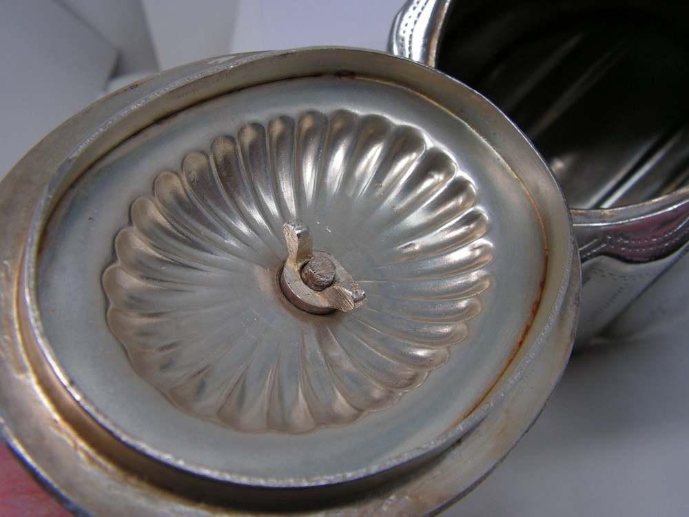 ANTIQUE DECORATIVE VICTORIAN SILVER PLATED TEAPOT