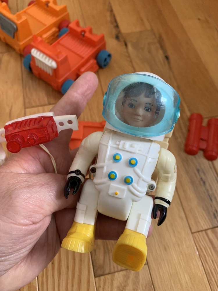 Vintage 1968 Eldon Walking Billy Blastoff Space Scout Set