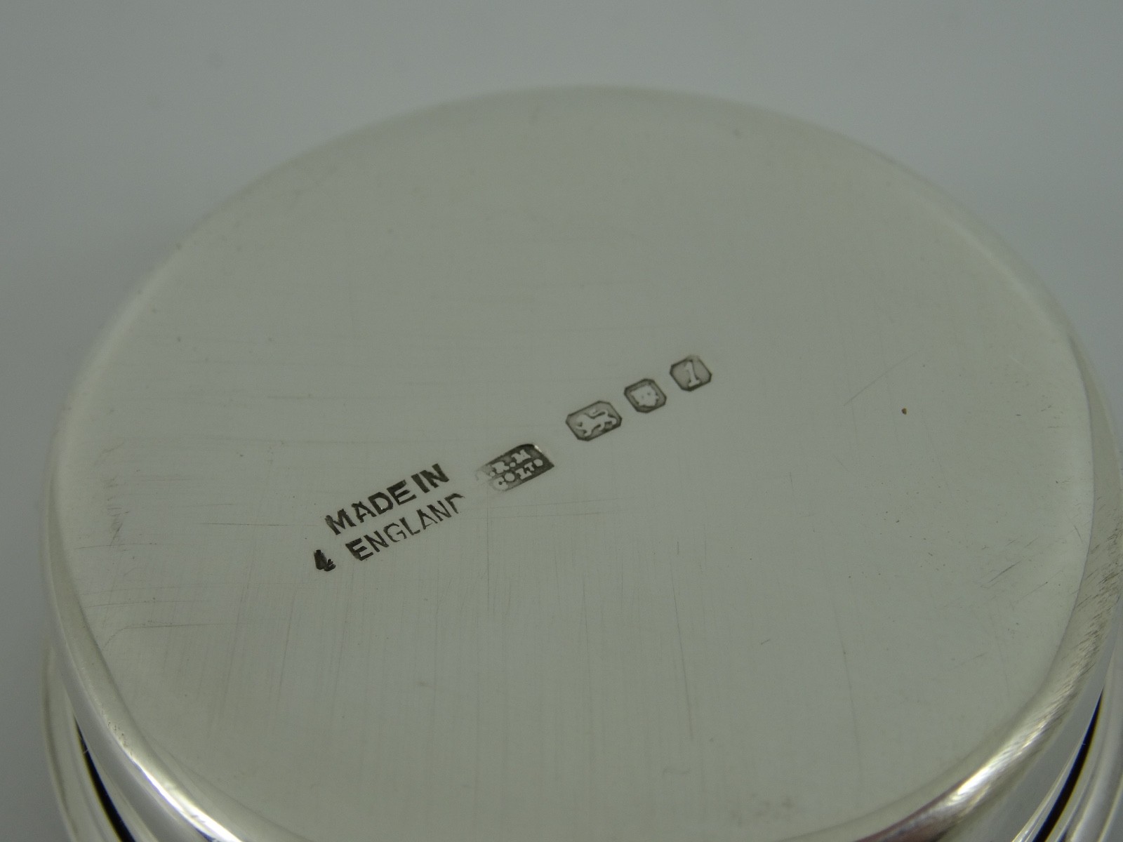 LOVELY EDWARDIAN SOLID STERLING SILVER COMMUNION WAFER BREAD PYX BOX LONDON 1906