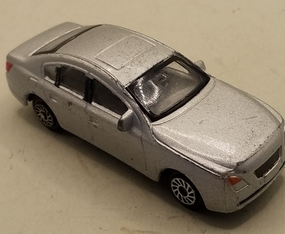 Unbranded silver saloon car 1:64