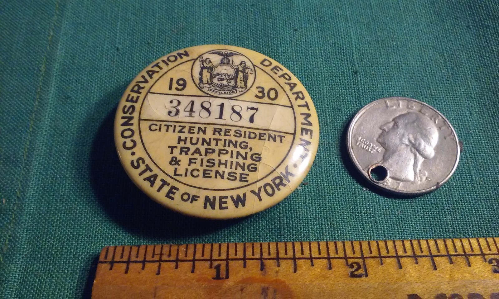1930 NEW YORK RESIDENT HUNTING FISHING TRAPPING LICENSE CELLULOID PINBACK BADGE