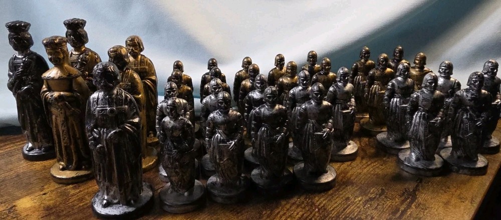 VINTAGE ROXY MEDIEVAL CHESS SET, REPLACEMENT WEIGHTED PLASTIC PIECES