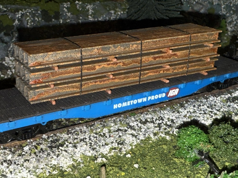 1:87 HO Scale Ibeam Rusty Load/Decor - Tall Stack W/ Blk Straps