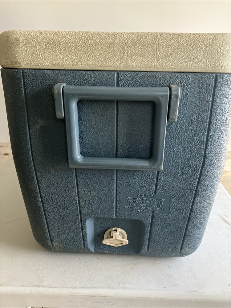 1991 Coleman Polylite48 Blue Cooler