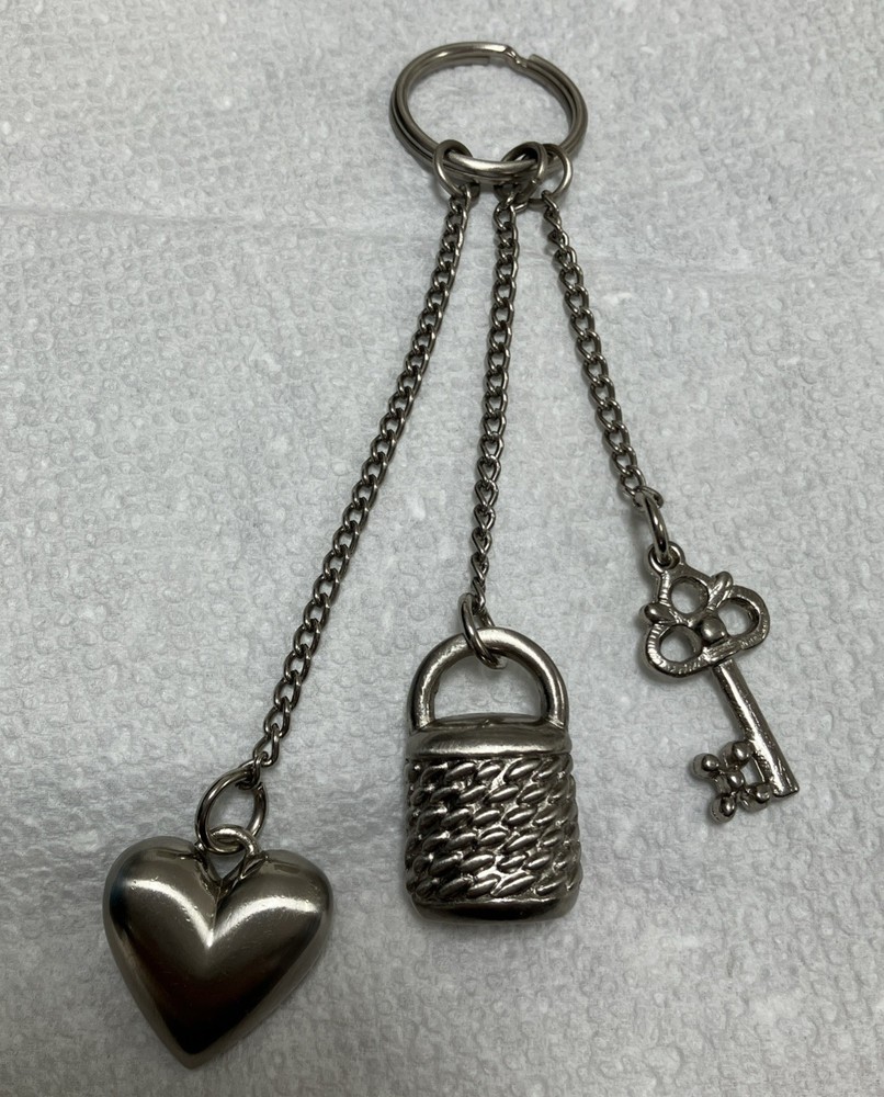 FABULOUS KEYRING WITH 3 ATTACHMENTS