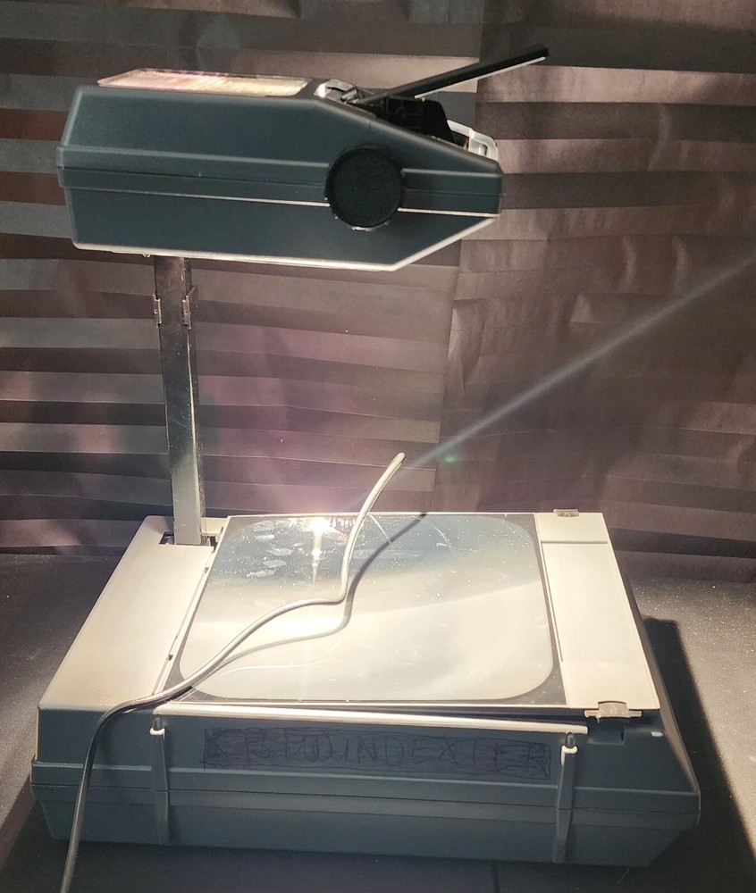 3M Visual Systems 2000 AG Portable Overhead Transparency Projector