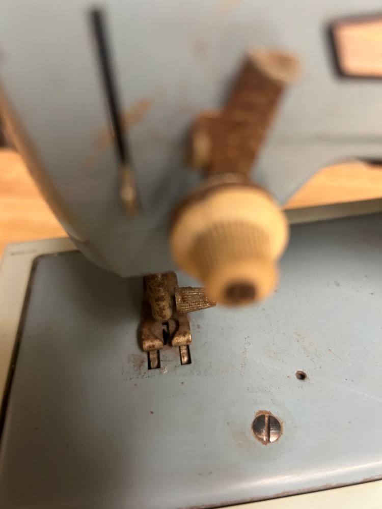 Vintage Sister toy sewing machine display only doesn't work