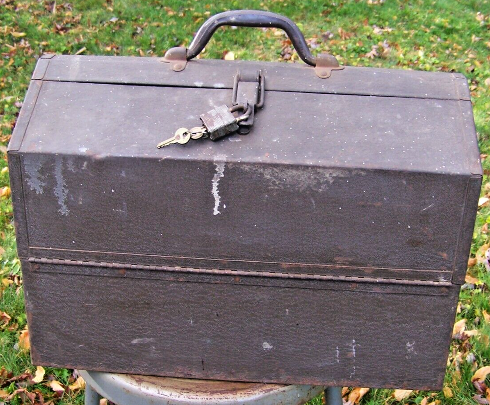 Kennedy Toolbox 1018 Cantilever Toolbox with Lock & Keys