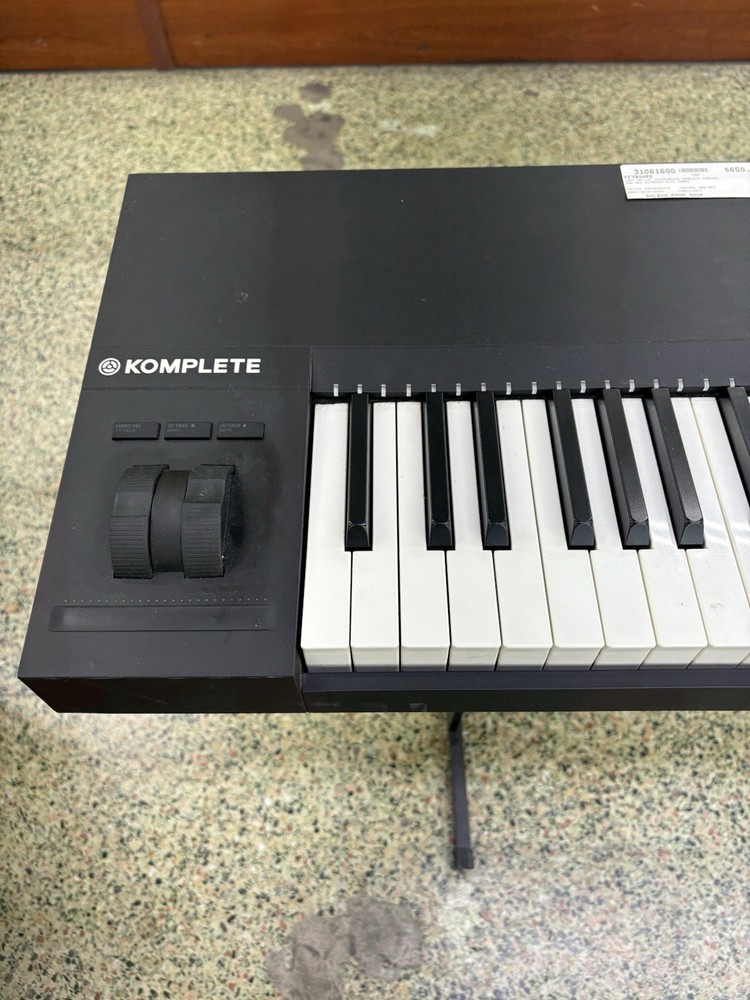 Native Instruments Komplete Kontrol S88 MK2 Keyboard