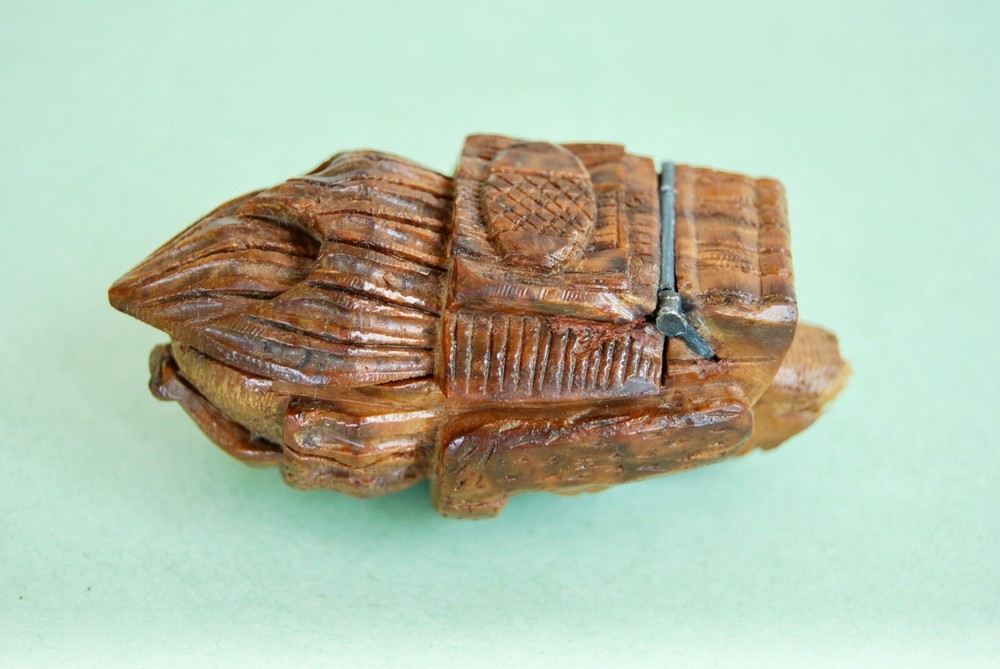 ANTIQUE COQUILLA SNUFF BOX