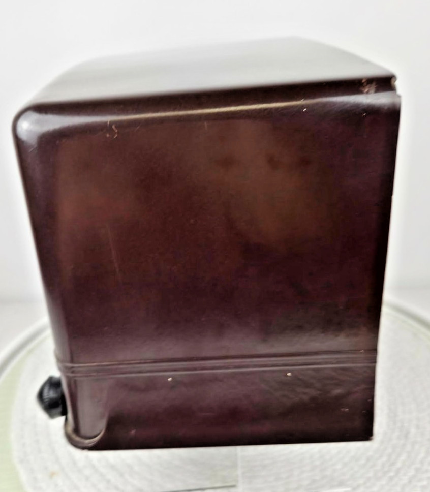 Vintage Emerson Model 330 Bakelite Tube Radio 1939 Art Deco AM Untested