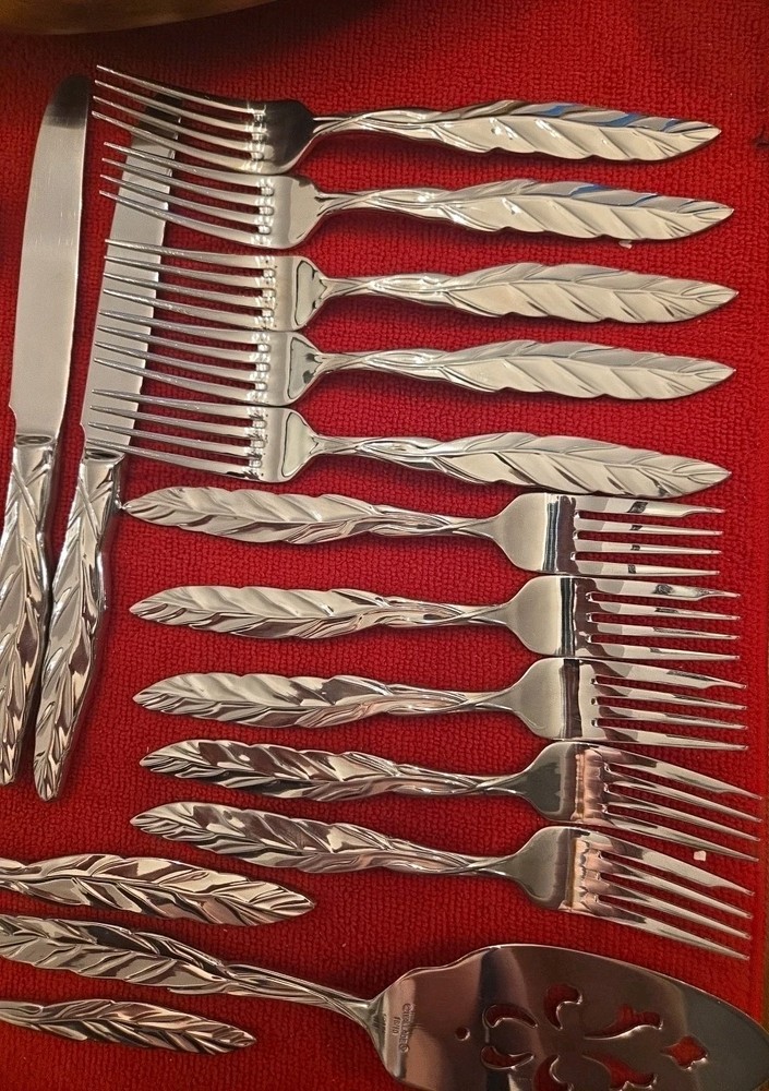 🍴Very Rare Wallace Stainless Flatware Silverware Leaf / Feather Pattern 17pc 👀