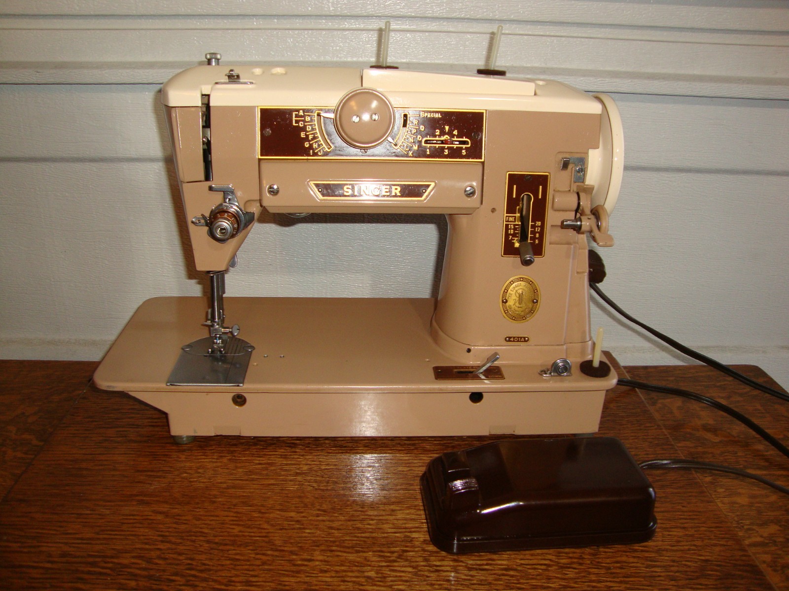 VINTAGE SINGER SEWING MACHINE  MODEL 401A, SLANT NEEDLE , SERVICED