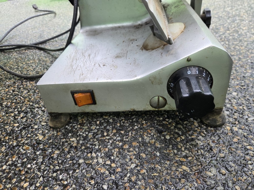 Globe 220F Meat Slicer Gravity Fed 9" Blade