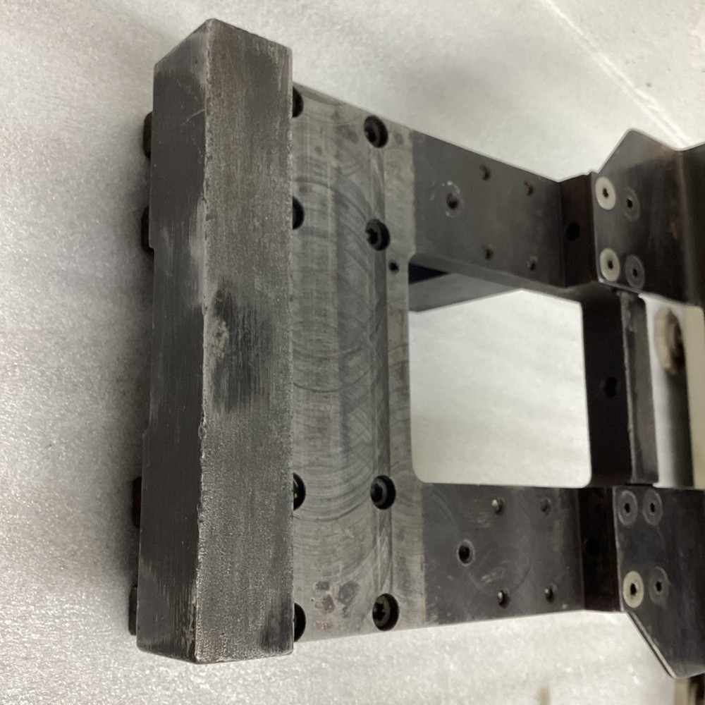 Self-centering vise for CNC machine