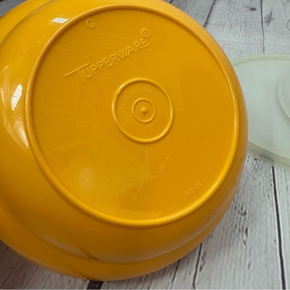 tupperware cereal Bowl with 3 clear seals "C"