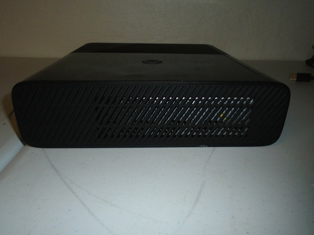 Microsoft Xbox 360 1538 Bundle Kinect, Controller, Headset & 5 Games Read Descr.