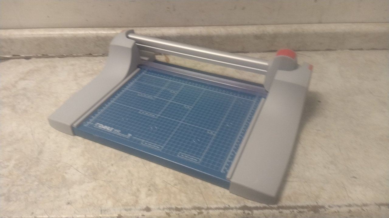 Dahle 440 30 Sheet Cap 14-1/8 In Cut L Rolling Blade Countertop Paper Trimmer