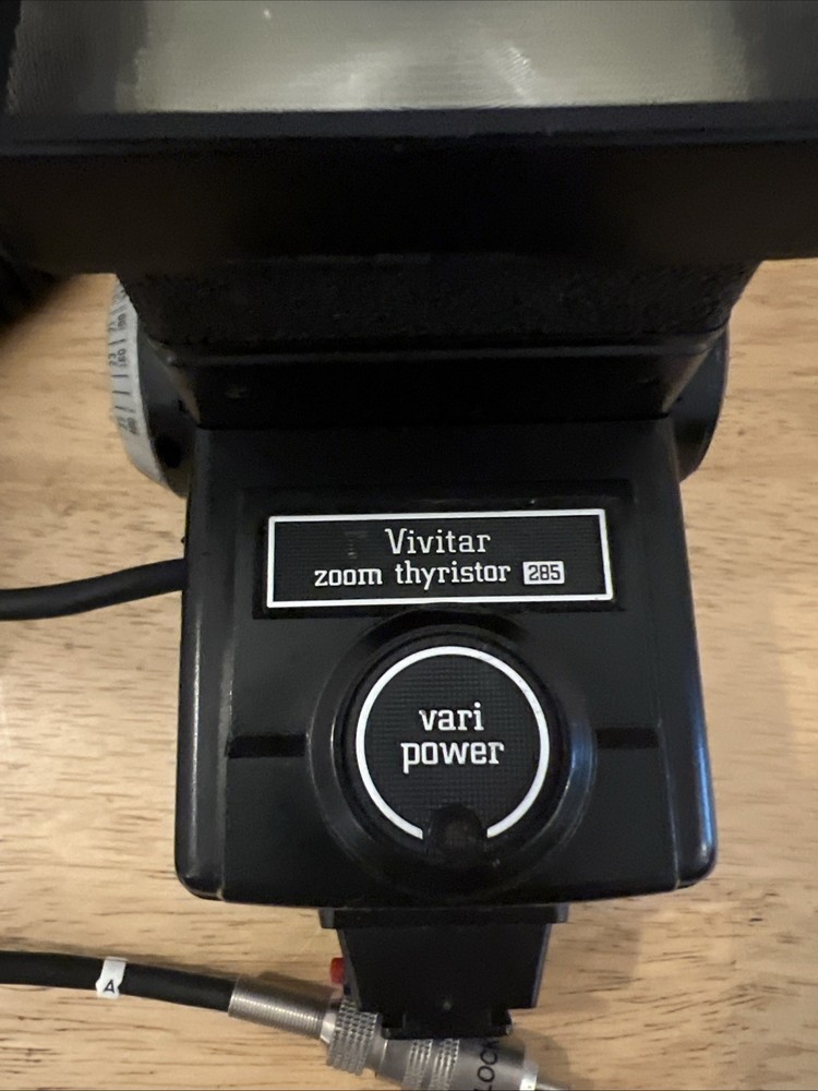 Vintage Vivitar Zoom Thyristor 285 Flash - Powers On - Untested