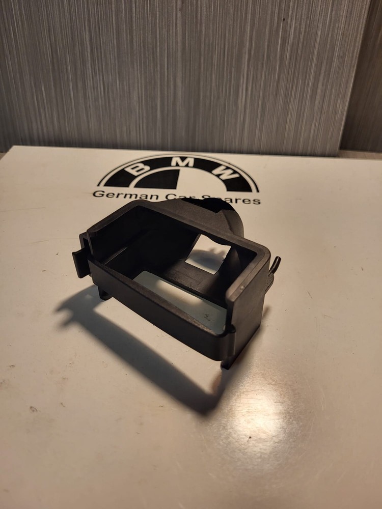 BMW E46 COUPE/SALOON HAZARD TRIANGLE RETAINING BRACKET/CLAMP