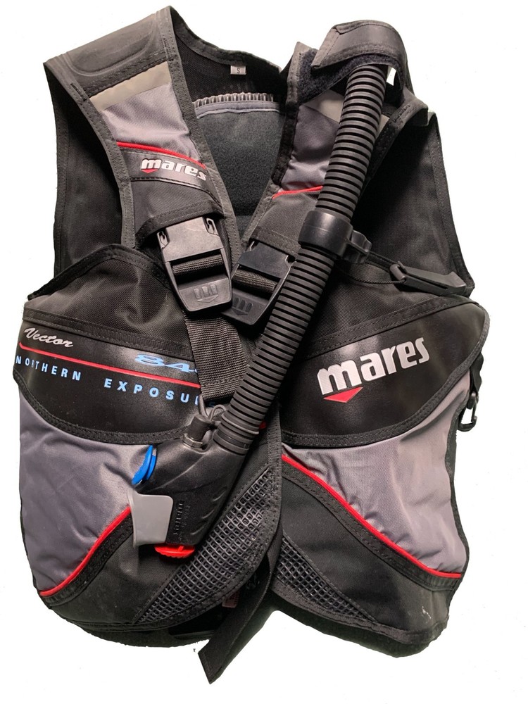 2 MARES SCUBA VECTOR  840 BCD'S. 1 LARGE, 1 SMALL. $75.00 EACH.