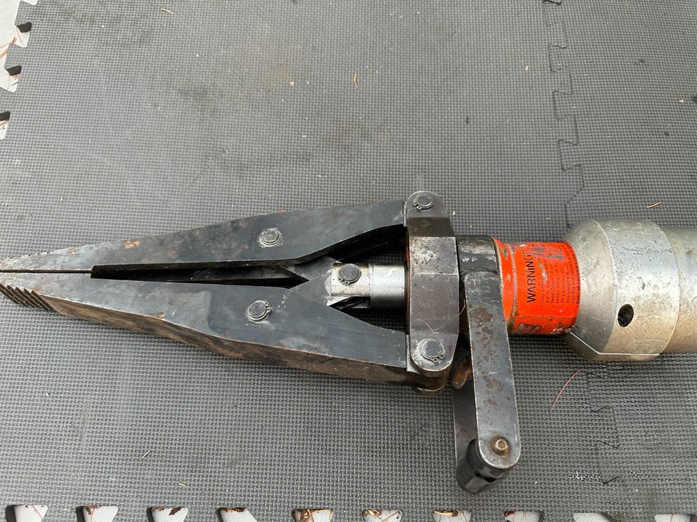 Holmatro Hydraulics Spreader Rescue Tool Working