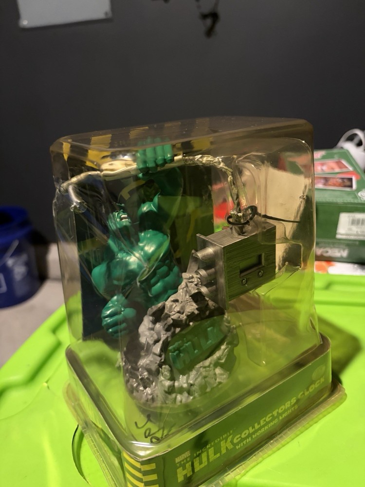 Marvel The Incredible Hulk Lighted Digital Novelty Clock Green Plastic 2003