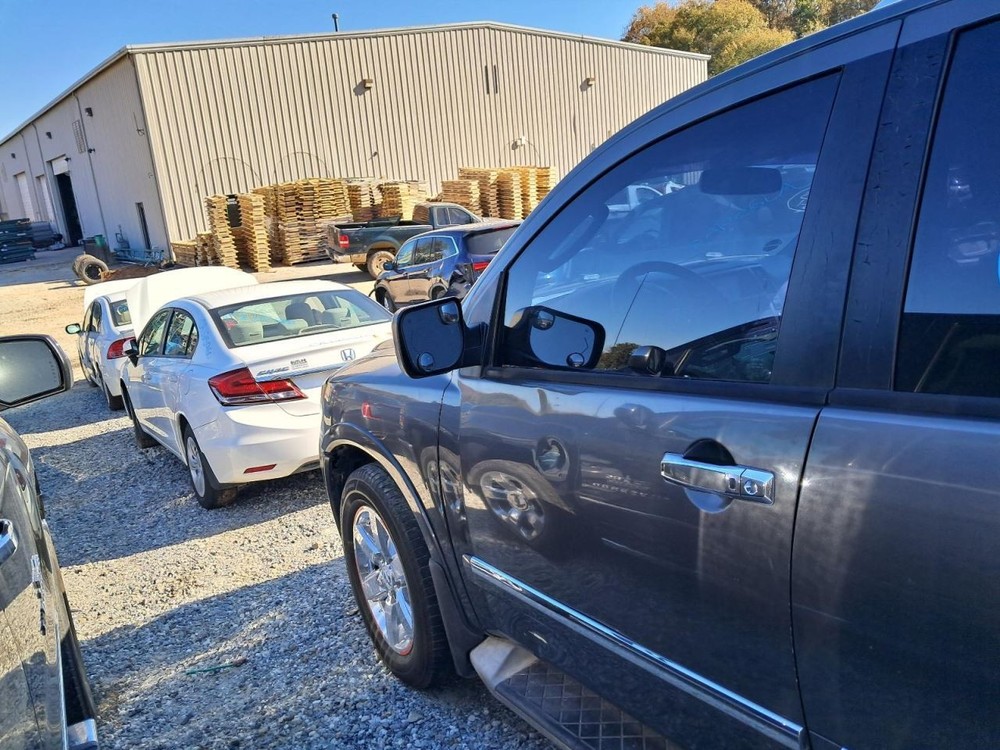 ARMADA 2010 Glove Box 4863353