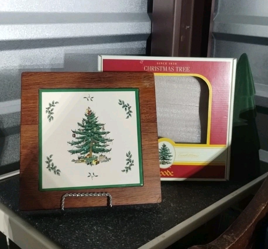 Spode  8" Christmas Tree Pattern Ceramic  / Wood Trivet With Original Box