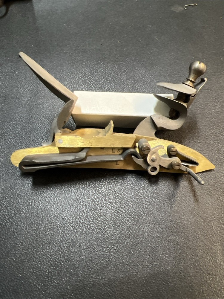 L&R Queen Ann Flint Lock Brass (Right Hand)