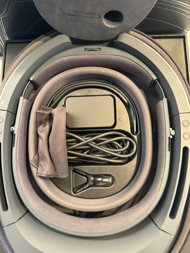 LIGHTLY USE: Microsoft HoloLens 1 Headset- With Box