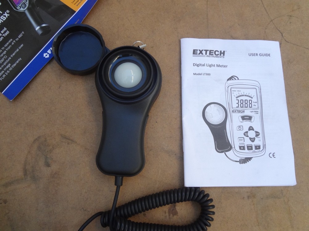 EXTECH LT300 DIGITAL LIGHT METER w/ Case