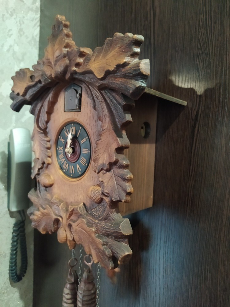 Vintage cuckoo clock Working video.