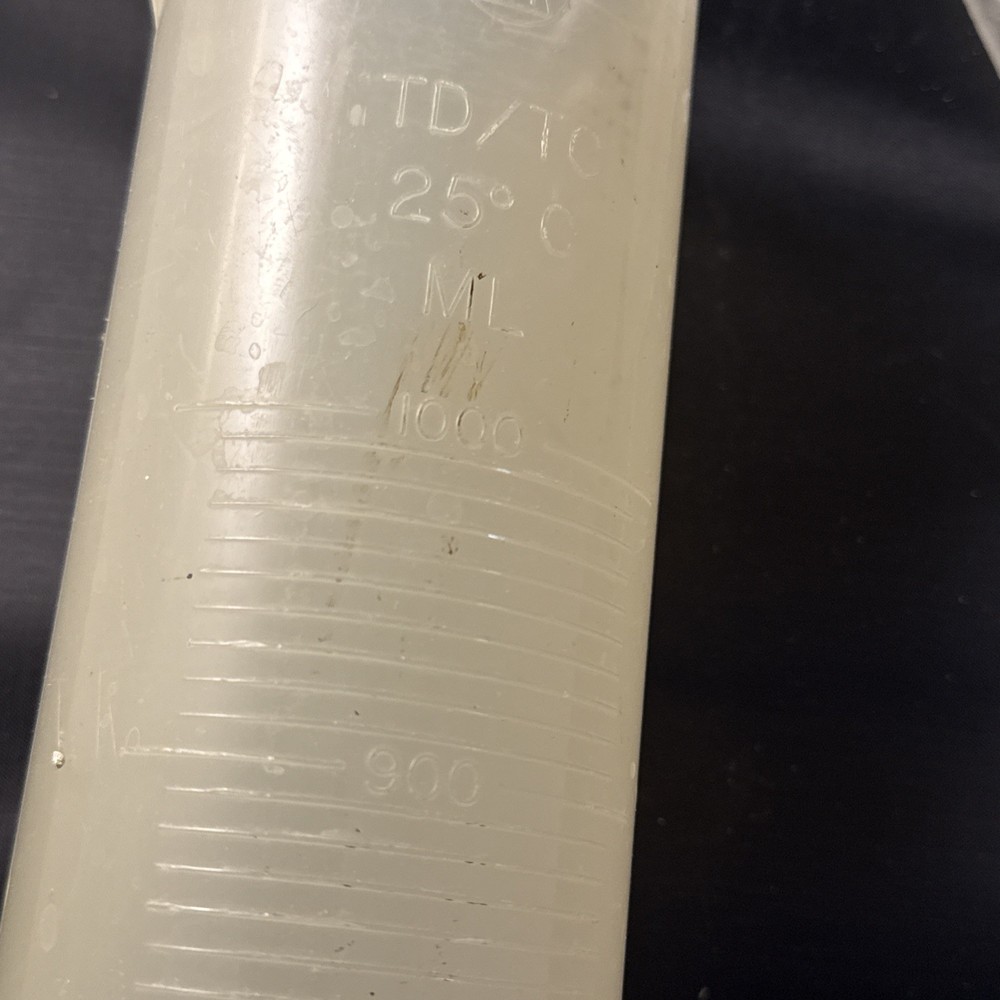 Cylindrical graduated plastic cylinders lab