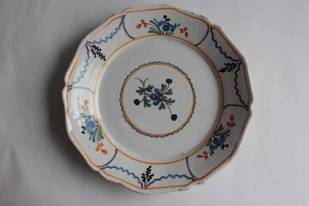 Nevers earthenware plate, 18th century (69680)