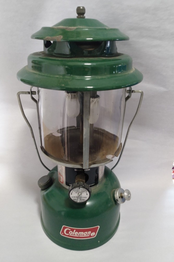 Vintage Coleman  2 Mantle Lantern Model 220K 8/1981