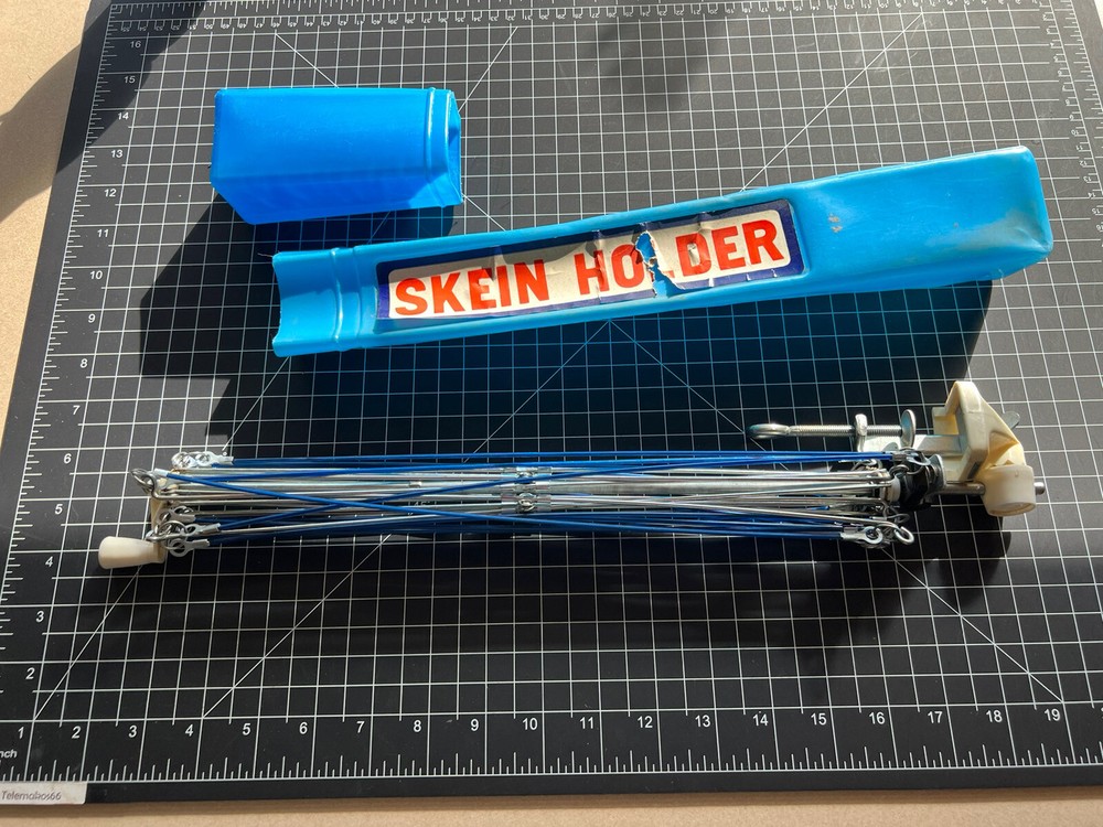 SKEIN HOLDER w/ CASE