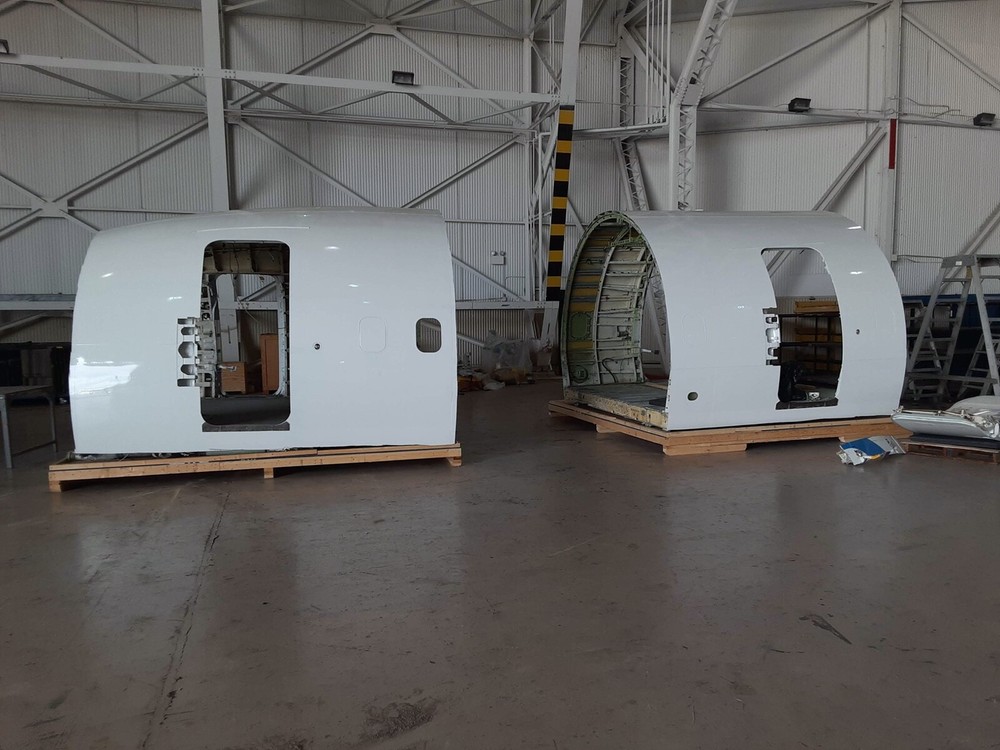 MD90 Aircraft, airplane fuselage sections