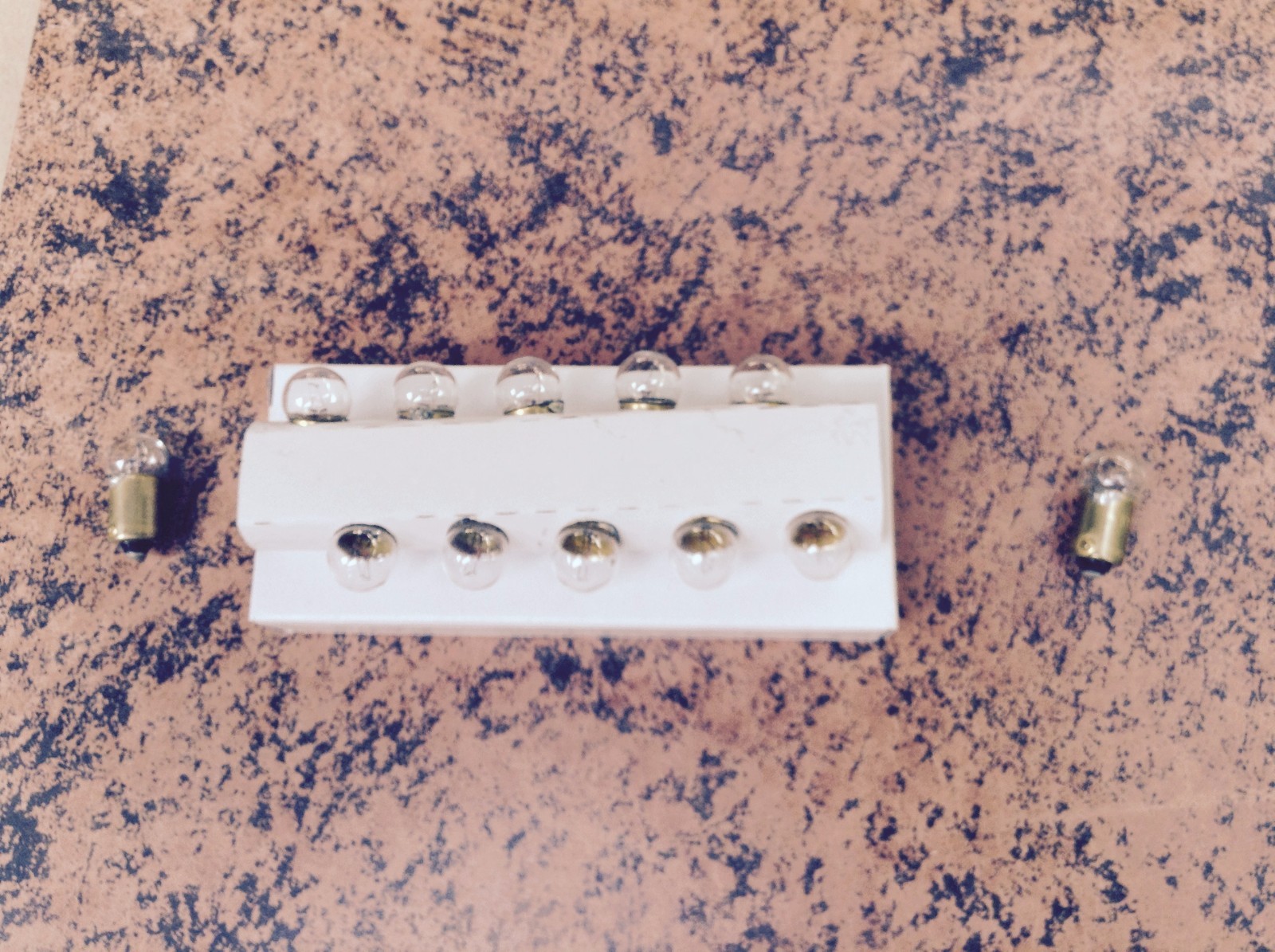 10 pack of 14 volt light bulbs  for 1122 Lionel switches and 1122 controllers.